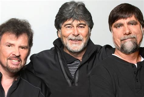 The band alabama - Alabama is an American country, and bluegrass band that has recorded nineteen studio albums, including sixteen for RCA Nashville, as well as two Christmas albums and two Christian music albums. Formed in Fort Payne, Alabama in 1969, the band was founded by Randy Owen (lead vocals, rhythm guitar) and his cousin Teddy Gentry (bass guitar, …